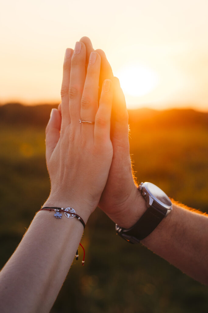 Dłonie o zachodzie słońca