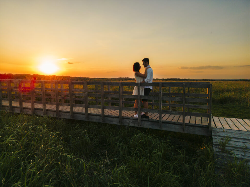 Sesja narzeczeńska o zachodzie słońca