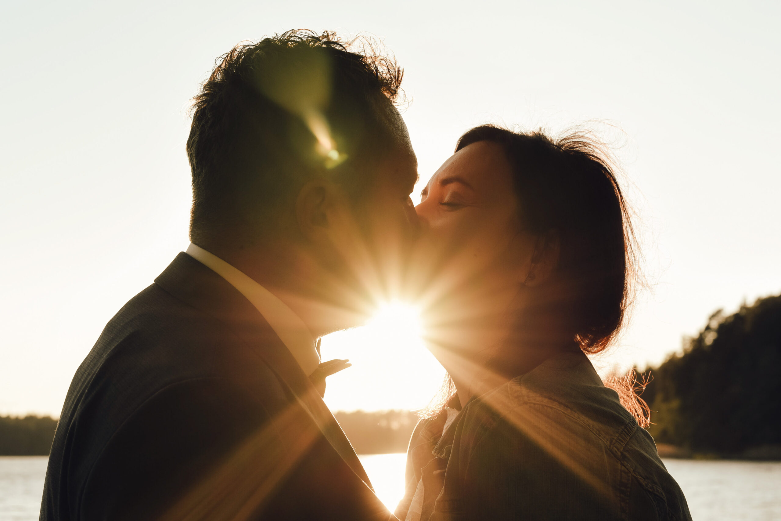 Fotograf ślubny Białystok. Para na sesji ślubnej przy białym samochodzie.