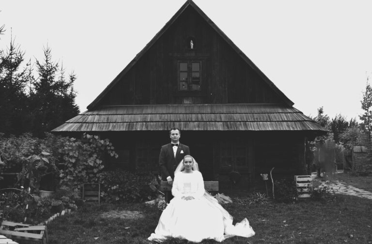 Fotograf ślubny - para młoda na sesji, czarno-biała fotografia