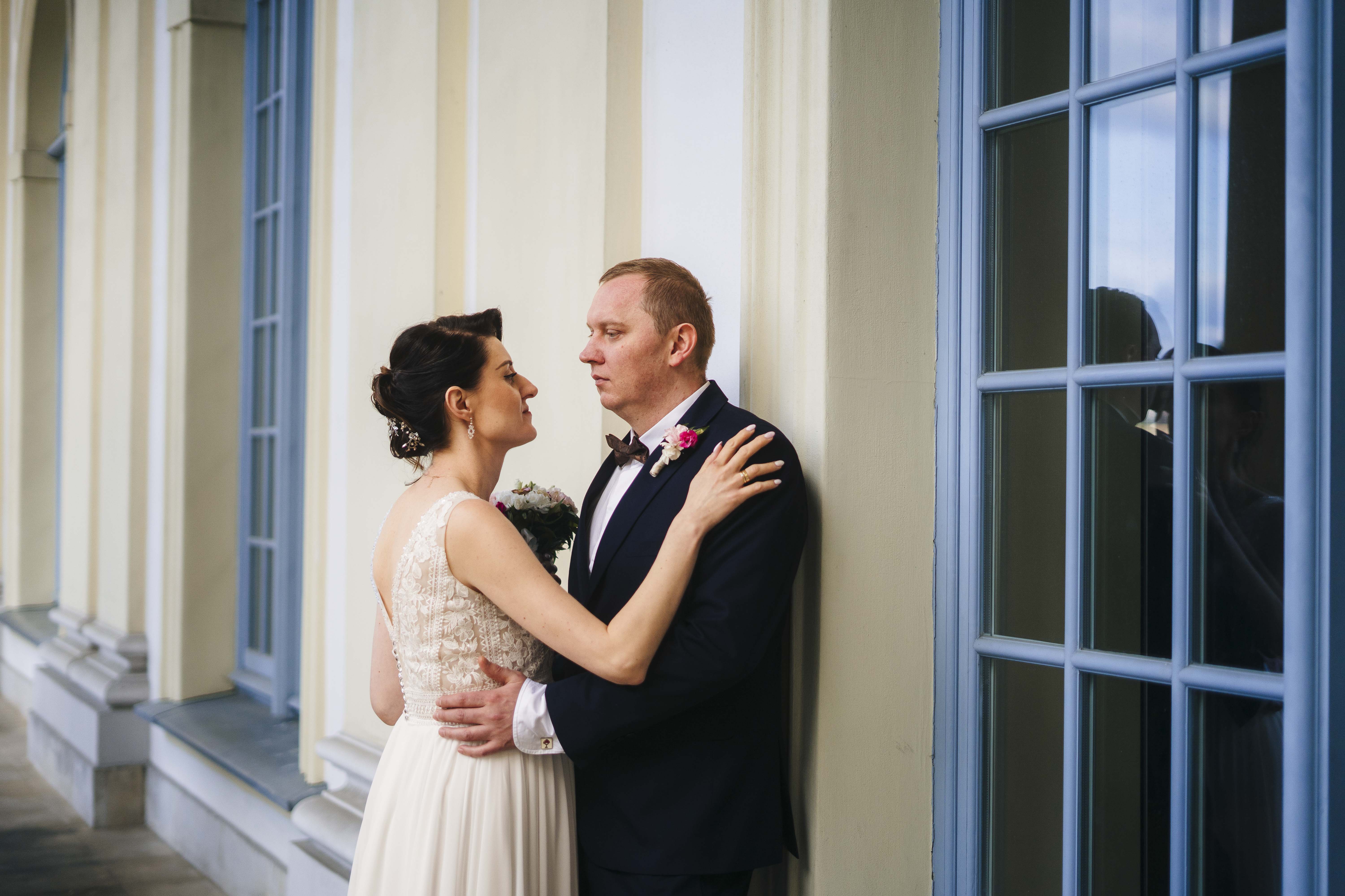 Para Młoda na sesji ślubnej w Pałacu Branickich