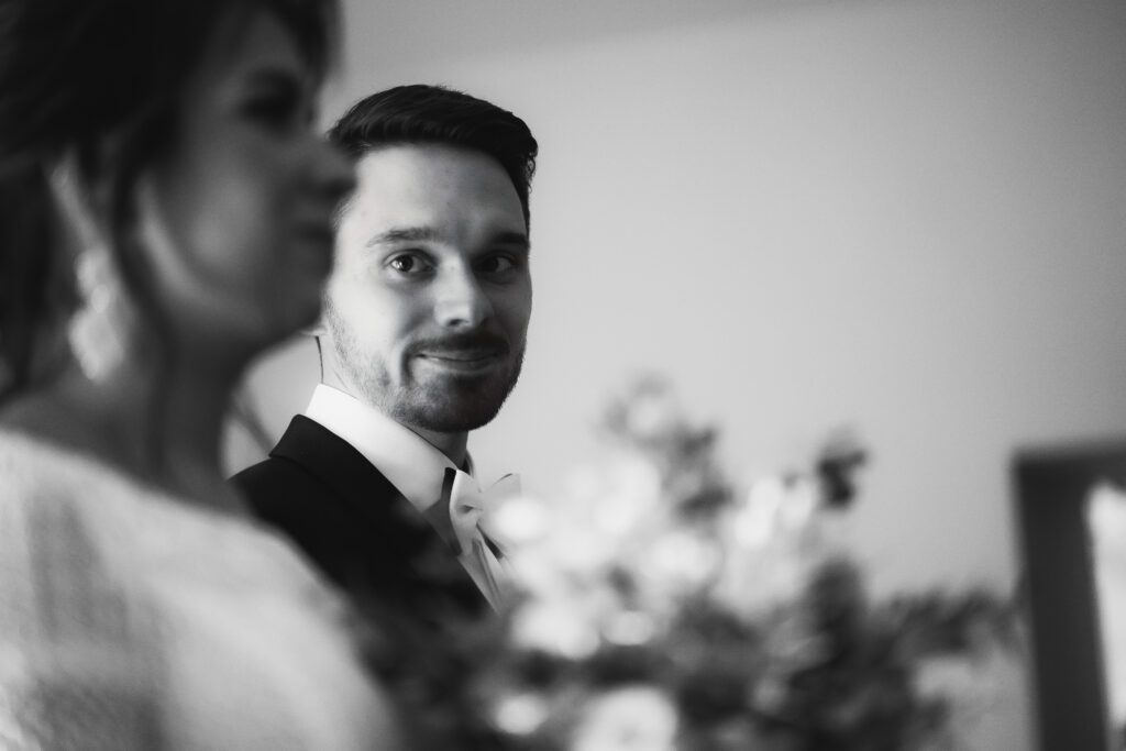 Zakochany Pan Młody patrzący z miłością na Pannę Młodą