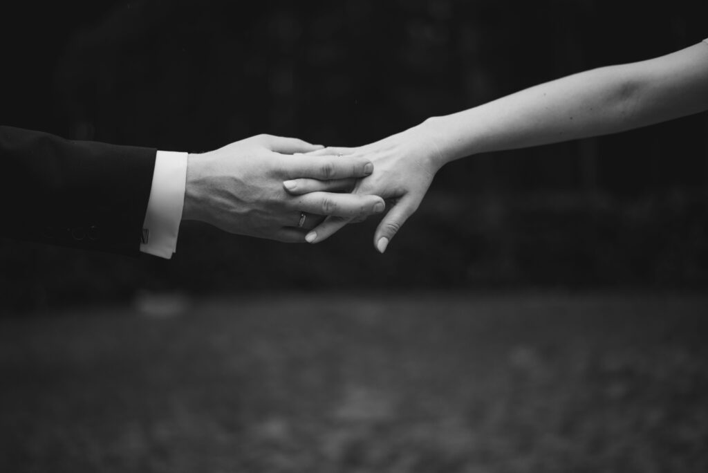 Splecione ręce podczas uroczystości zaślubin w Białymstoku