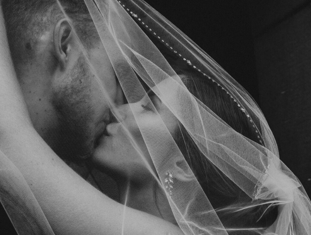 Para Młoda zasłonięta welonem w Pałacu Branickich